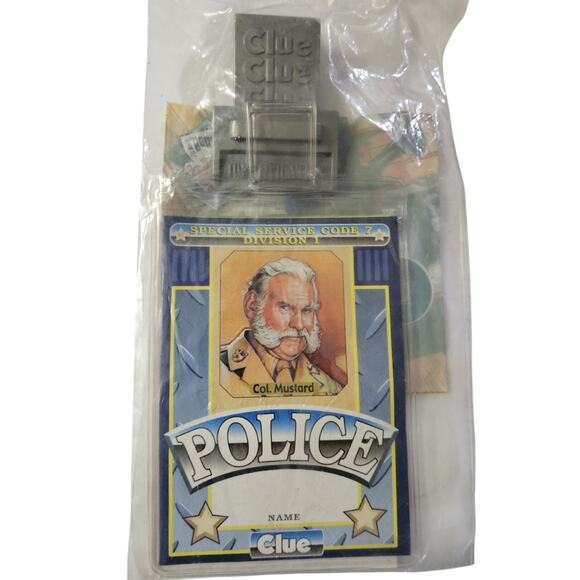 1999 Wendys Clue Police Badge Col Mustard Hasbro Sealed - Picture 1 of 2